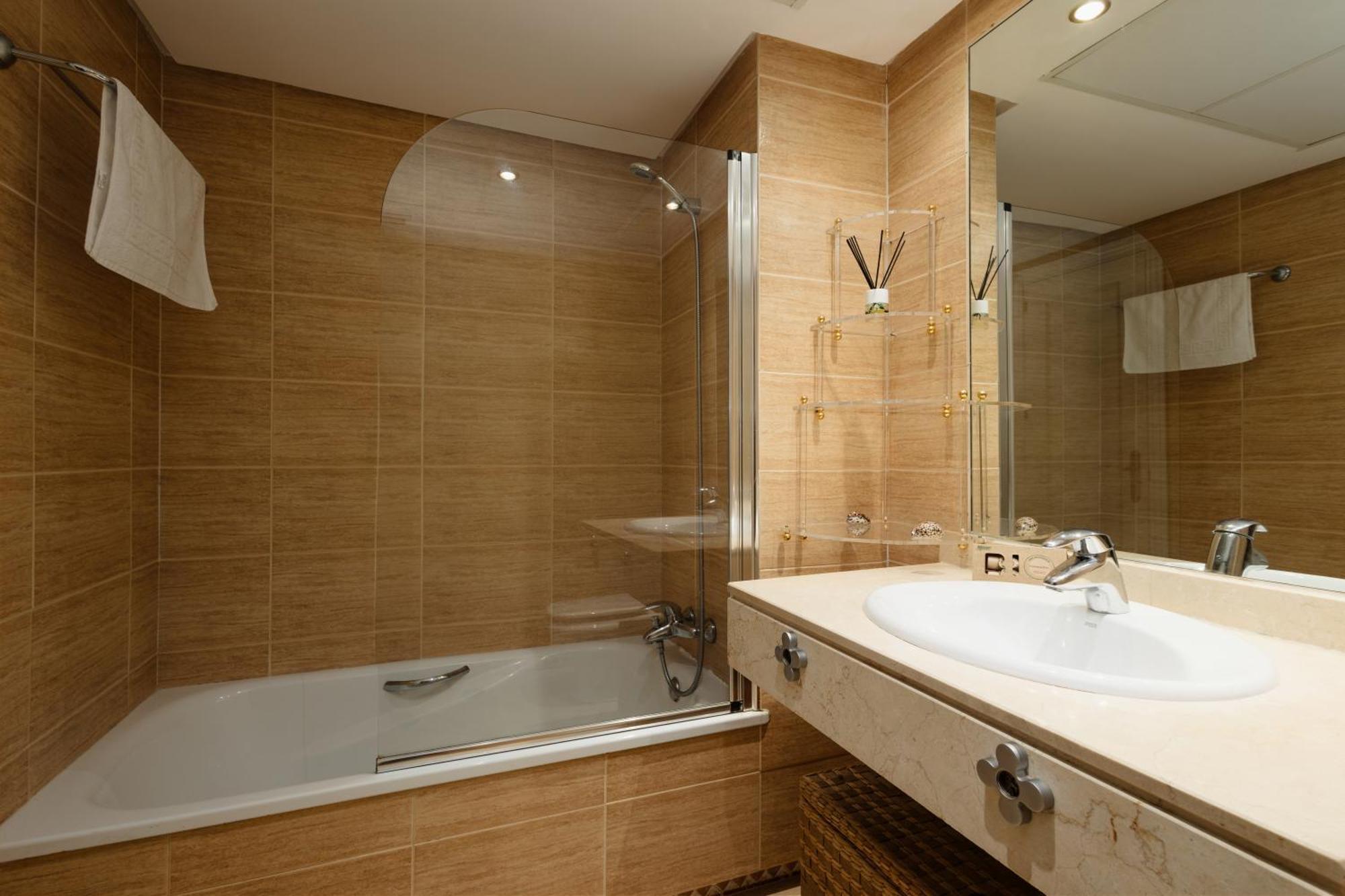 Ground Floor Holiday Apartment With Terrace And Pool In Puerto Banus, 마르베야 외부 사진