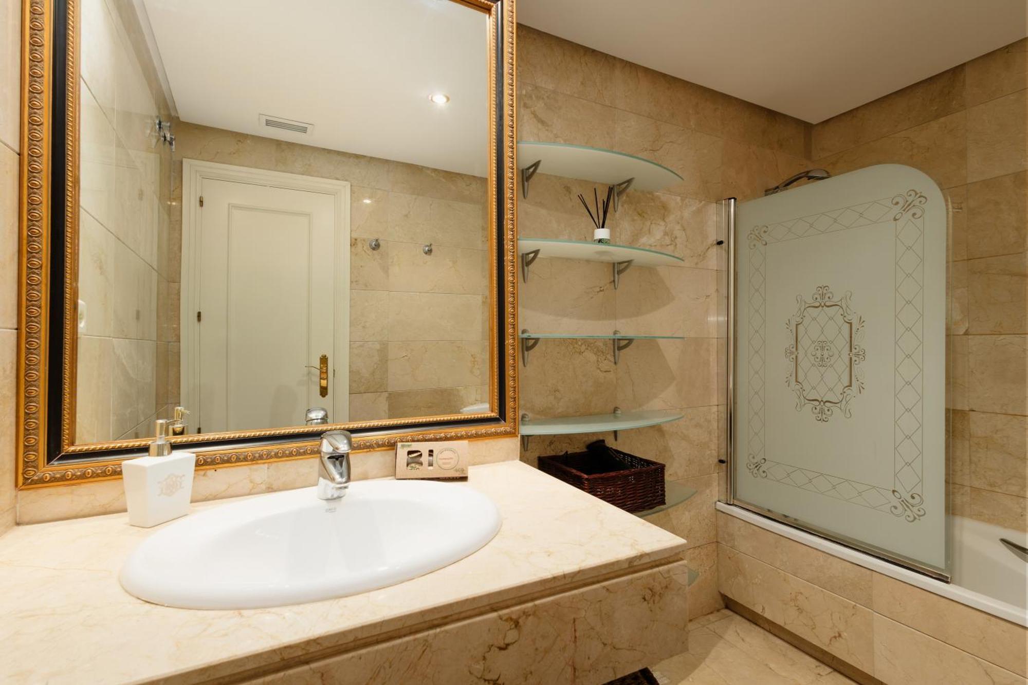 Ground Floor Holiday Apartment With Terrace And Pool In Puerto Banus, 마르베야 외부 사진